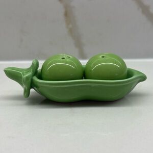 Two Peas in a Pod Salt and Pepper Set Kitshy Cute Kitchenware